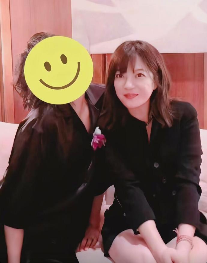 赵薇现在还在娱乐圈吗_赵薇被封杀近4年后现状_赵薇近照曝光面相变化