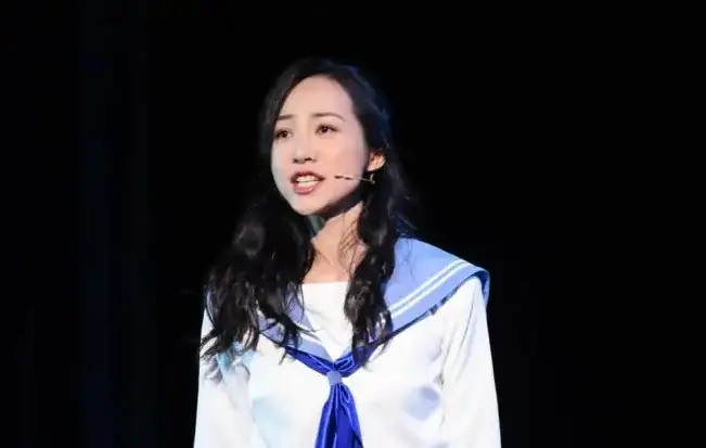 假唱、假脸、假学历、假走光，这些丑态百出的明星，底线在哪里？